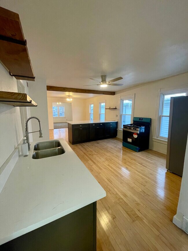 439-441 E Dover St unit 439 upper, Milwaukee, WI 53207 - photo 3