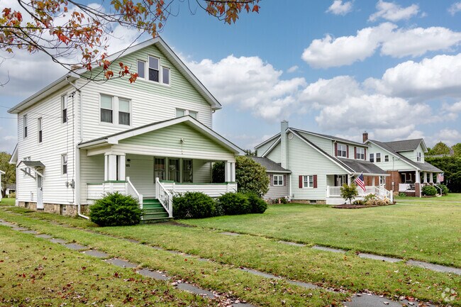 Residents of Barr enjoy a relaxing rural lifestyle  with homes boasting spacious lawns.