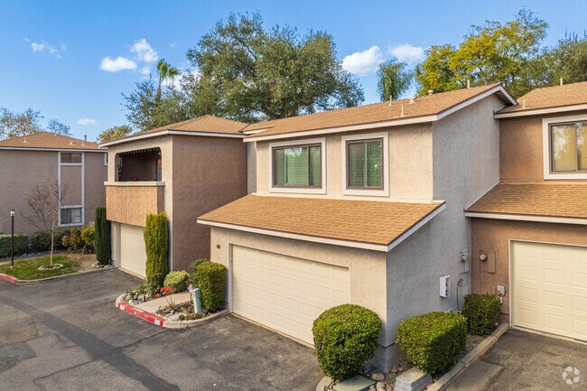 Condos in Oakmont, mostly dating to the 1980s, sold in the $500,000s.