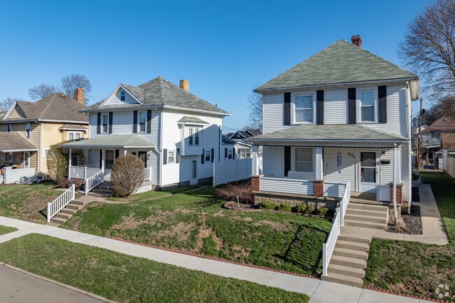 American Foursquares neatly line the streets of Coshocton.
