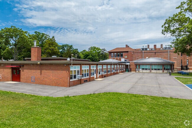 Roslyn Heights Elementary School is home to 391 students.