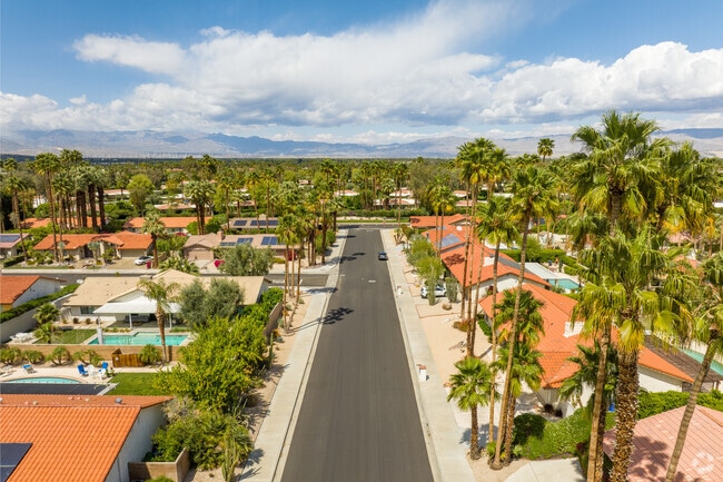 Sonora Sunrise homes are located near shopping, entertainment, and breathtaking Palm Springs mountain views.