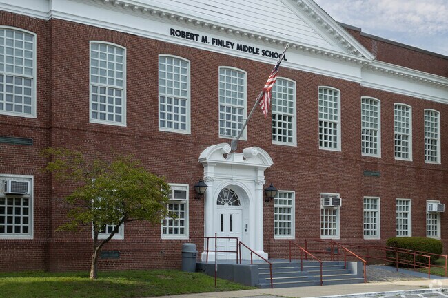 The student-teacher ratio at the Robert M Finley Middle School in Glen Cove, NY is 10 to 1.