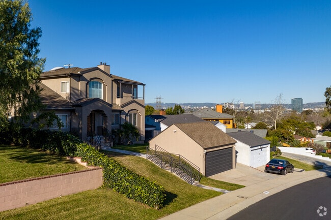 Baldwin Hills Estates encompasses the southeast corner of the neighborhood.