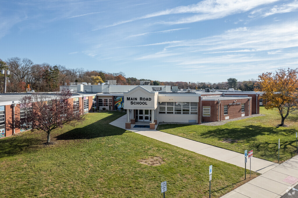 Main Road School has grades 3 & 4.