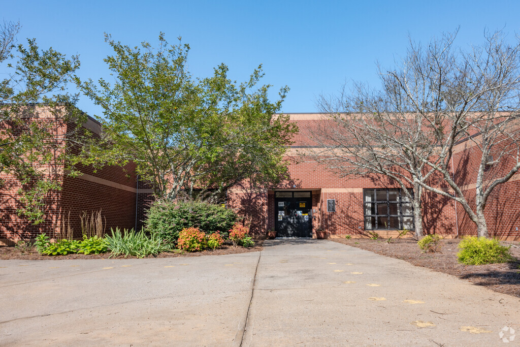 Main entrance to Chalker Elementary School in Sandy Plains, Kennesaw GA