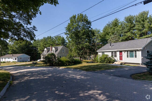Colonial-era Cape Cods and midcentury ranches blend along this leafy Greenland neighborhood.