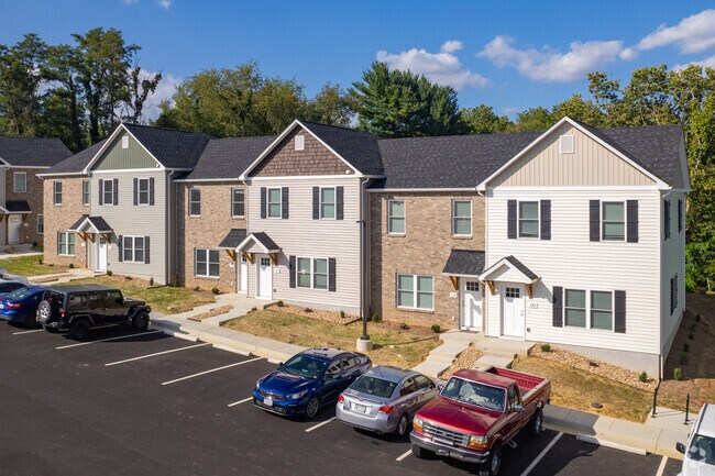 Main Patrick Henry has a mix of single-family homes, apartments, and condos.