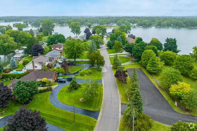 There are brick ranch, split level, and colonial style homes on Duck Lake in Highland Charter.