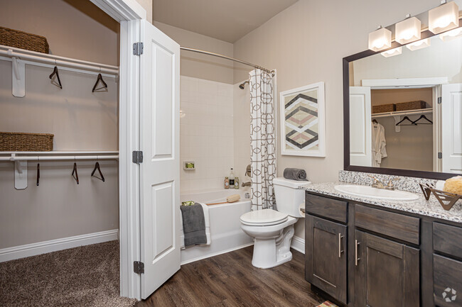 2BR, 2BA - 1,043SF
