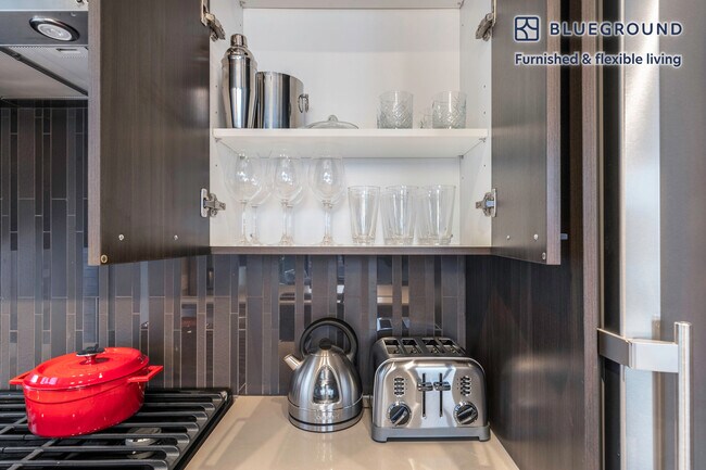 939 W Washington Blvd unit FL6-ID213, Chicago, IL 60607 - photo 5