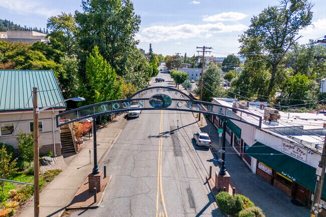 Downtown Roseburg has restaurants and shops.