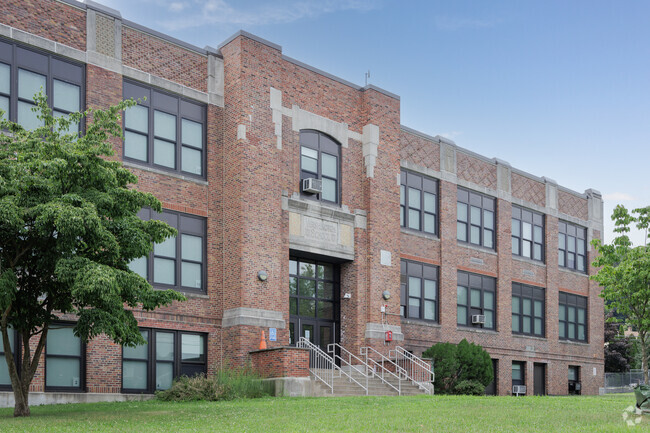 Washington Elementary School gets an overall grade of C+ from Niche.
