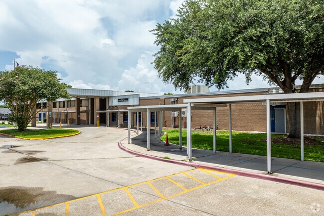 The dedicated teachers of Estelle Elementary School earned a B grade from Niche.