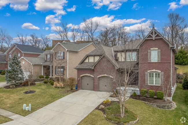 Mid-sized homes are common in the Madeira community.