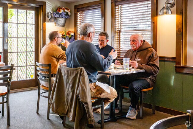 Locals like to meet at Fairway for pizza nights and community celebrations.