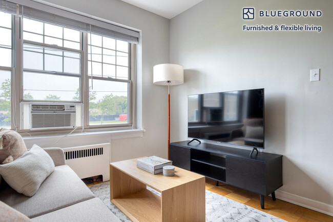 2752 Hampton Pkwy unit FL1-ID951, Evanston, IL 60201 - photo 2