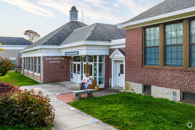 Fort Barton Elementary has a student teacher ratio of 12:1.