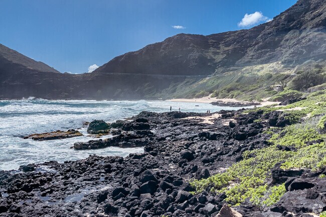 Makapuʻu Beach Park combines rugged shoreline with dramatic vistas.