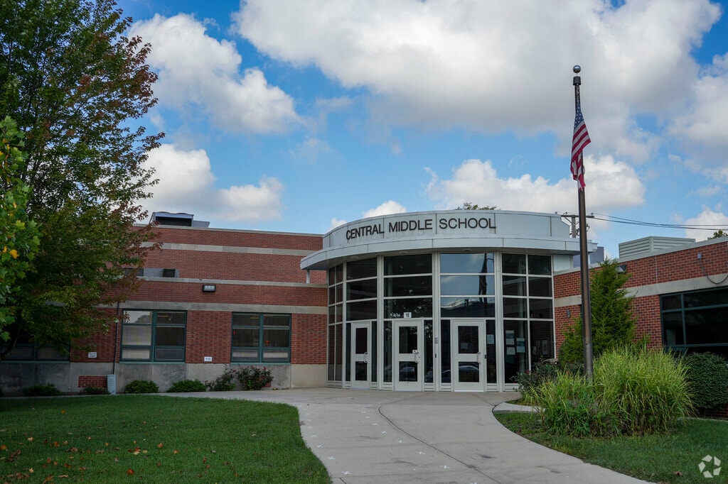 Central Jr High School provides education in the neighborhood of 
Evergreen.