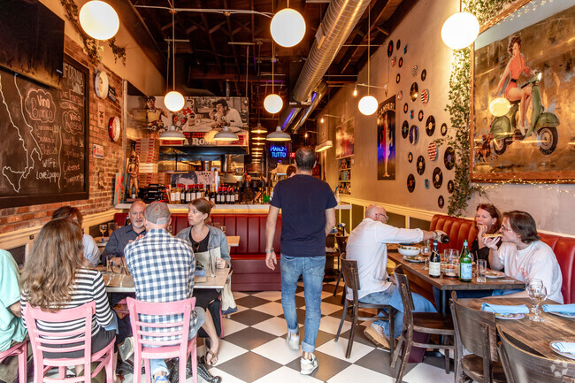 Popolari serves classic pasta and pizza in eclectic Brookdale, NJ.