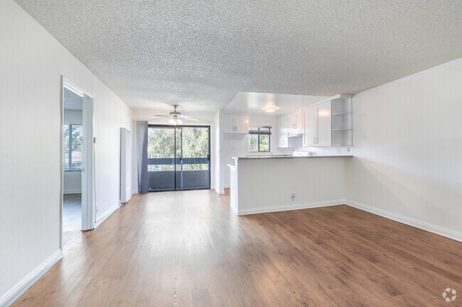 2BR, 2BA - 820SF - Living Room