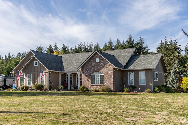 Silver Lake offers both smaller starter homes and larger 4 bedroom homes.