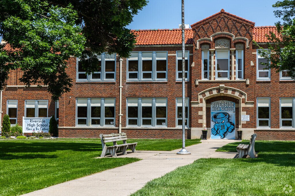 Riverside High School provides a safe environment that empowers children to obtain their educational and heighten their personal potential.