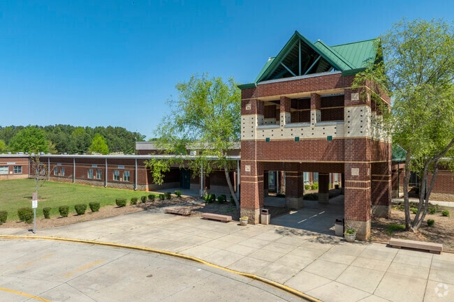 Foresview High School matches the national average student to teacher ratio of 17:1.