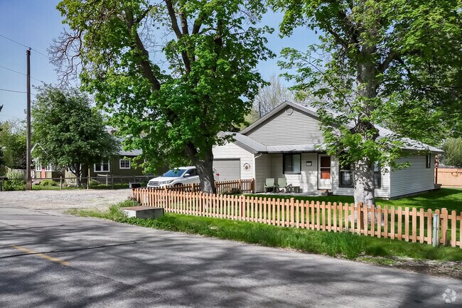 Rows of bungalows and cottages in Central Rim are perfect for smaller families.