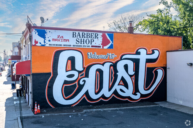 Get a quality cut at La máxima Barber Shop in the Stockton neighborhood.