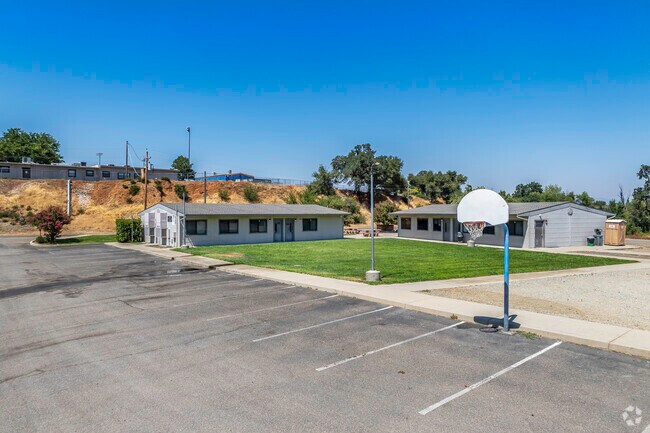 For a bit of recreation, Oakview High (Alternative), has a small basketball court.