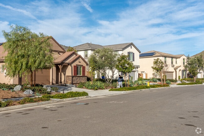 New single-family homes in Sunnyslope offer spacious layouts and scenic hillside views.