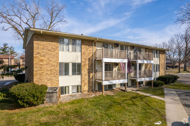 Del Mar Apartments offer one and two-bedroom floorplans in Averill Woods near the Grand River.