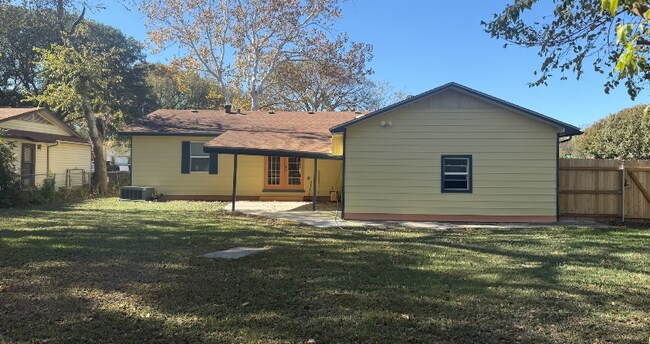 708 West Ave, Coppers Cove, TX 76522 - photo 2