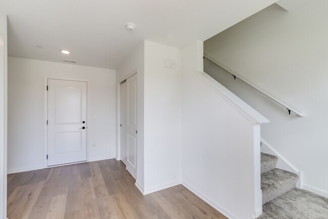 1060 E Oakton St unit 36449678, Des Plaines, IL 60018 - photo 2