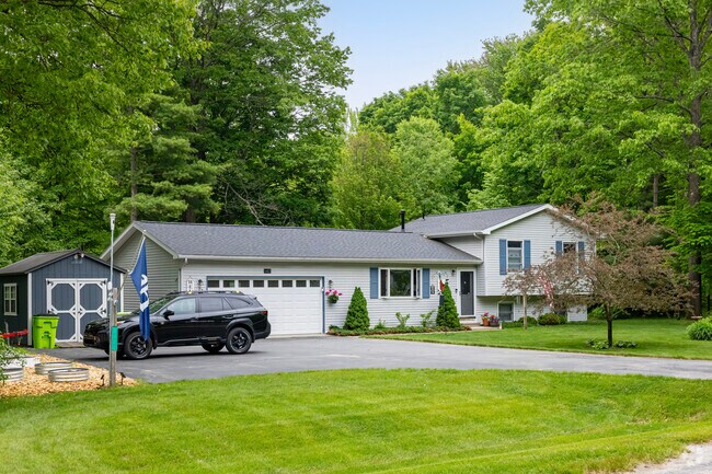 Low-slung split-level homes provide a Hardwood Acres home shoppers with a more sizable option.