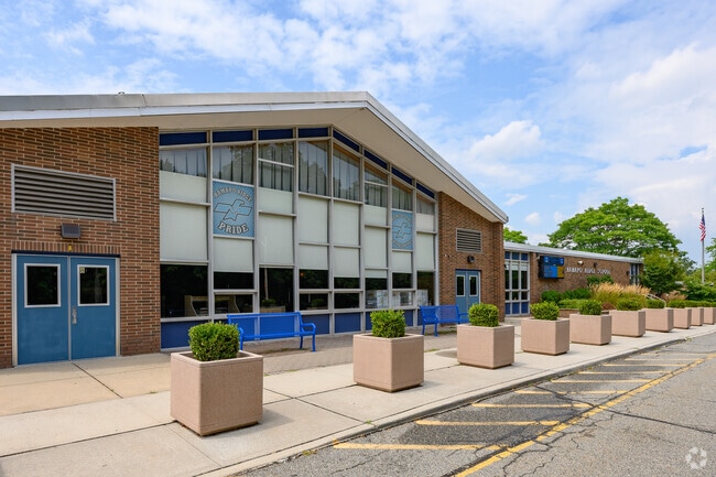 Mahwah public school students in grades 6-8 can attend Ramapo Ridge Middle School.