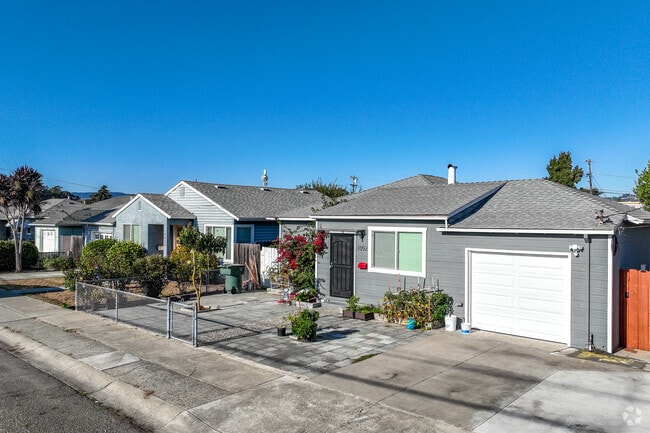 Homes in Davis Tract come in a wide range of shapes and sizes.