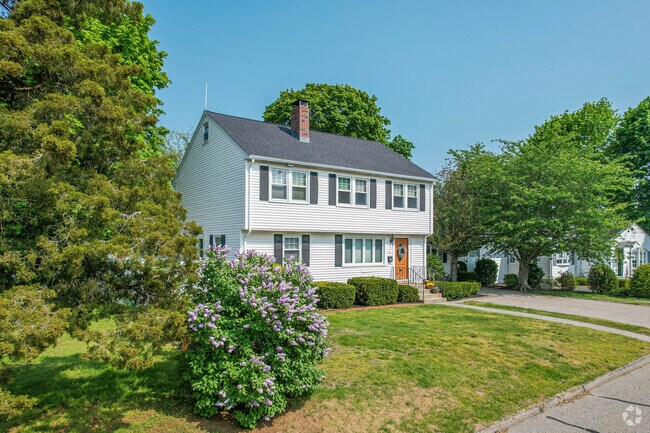Colonial home beautiful landscaping in Greenlodge.