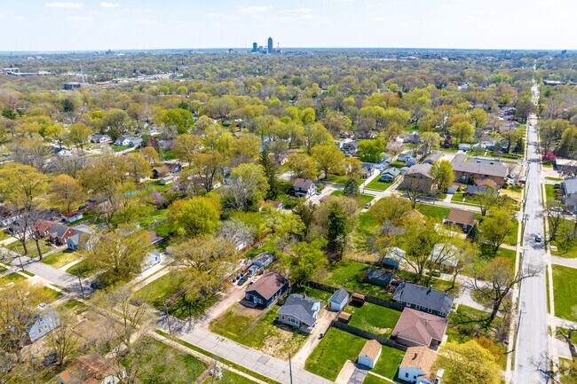 Doudna Heights-Glen Oaks sits to the northeast of Downtown Des Moines.