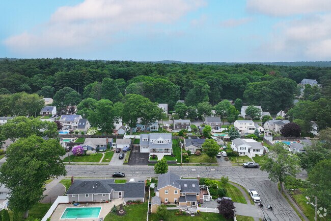 Montserrat is a highly desirable area thanks to its close proximity to the train station, downtown, and nearby beaches.