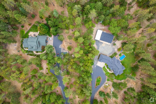 Large estates can be found throughout New Hope.