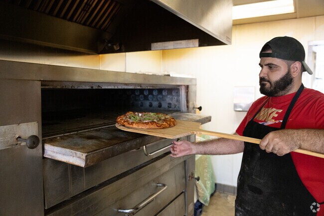 Giant New York Pizza offers pizzas up to 28'' big in Lincoln Acres.