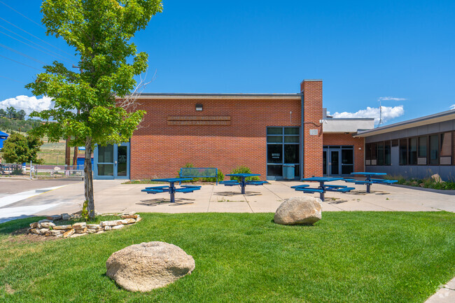 Skyway Park Elementary School has a beautiful outdoor lunch area for students.