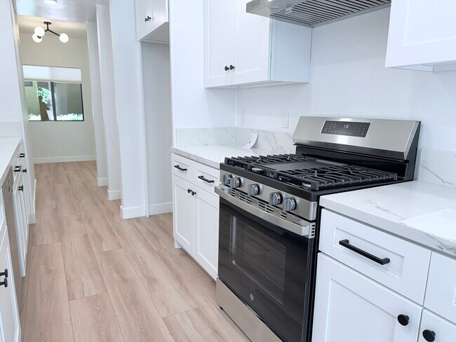 14572 Dickens St unit 105, Sherman Oaks, CA 91403 - photo 7