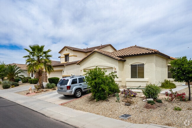 Comfortable Cactus Abode: Warm and Inviting, Featuring an Open Concept Living Space and Large Backyard, Perfect for Enjoying Time with Friends.