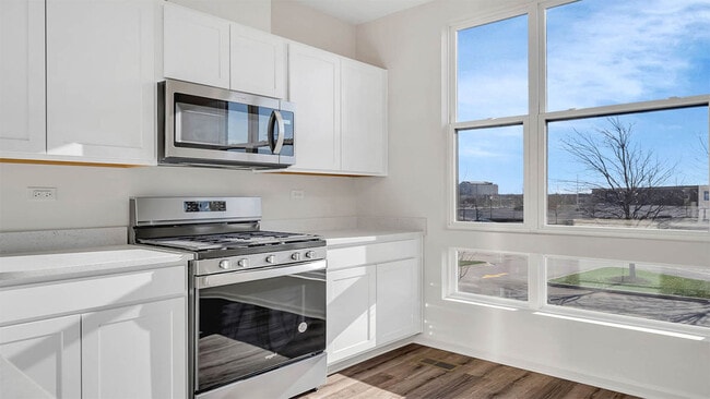 302 Summit Cir, Lombard, IL 60148 - photo 2