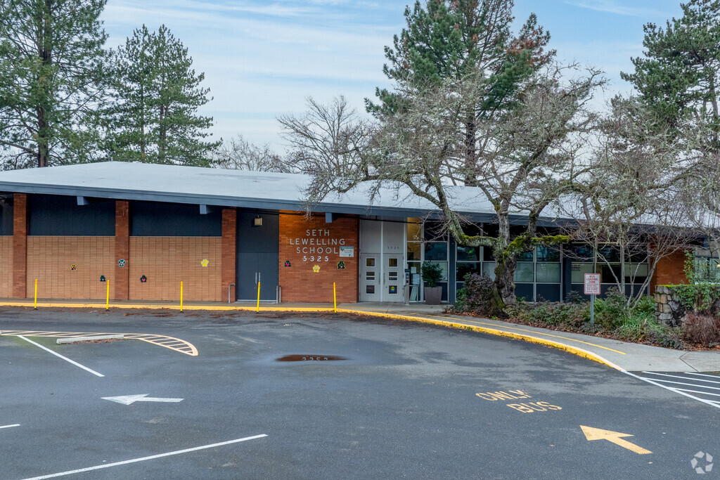 The main entrance to Lewelling Elementary School is on SE Logus Rd in Milwaukie.