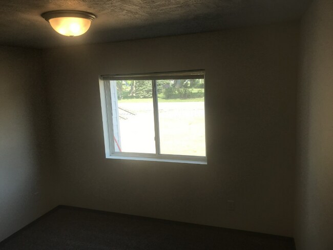 502 S Jefferson St, Humboldt, SD 57035 - photo 4